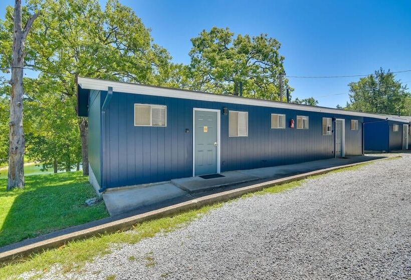 Lakefront Oasis: Boat Slip, Kayaks & Outdoor Pool