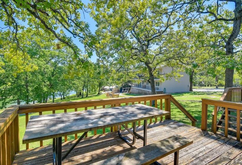 Lakefront Oasis: Boat Slip, Kayaks & Outdoor Pool