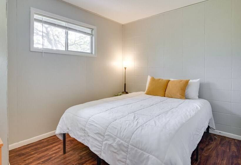 Lakefront Oasis: Boat Slip, Kayaks & Outdoor Pool