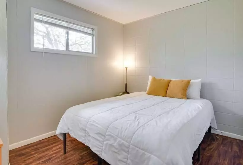 Lakefront Oasis: Boat Slip, Kayaks & Outdoor Pool