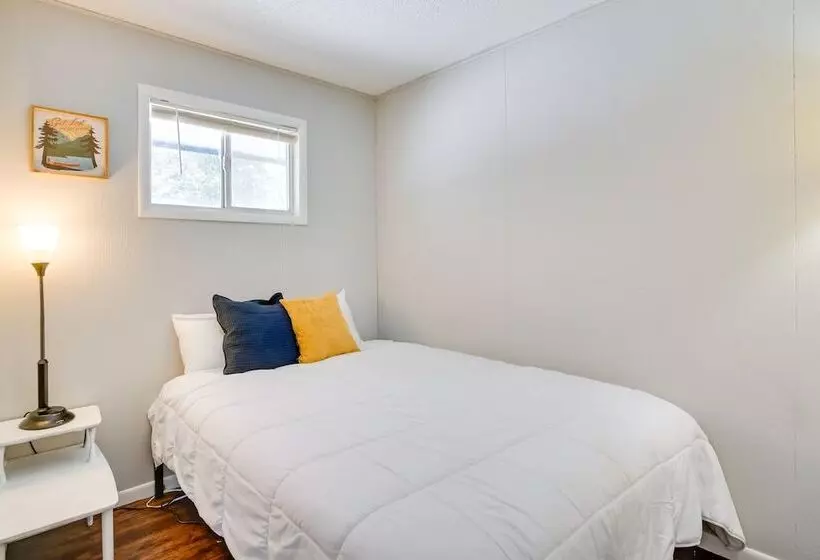 Lakefront Oasis: Boat Slip, Kayaks & Outdoor Pool