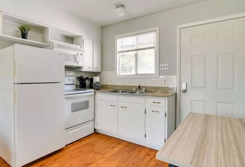 Lakefront Oasis: Boat Slip, Kayaks & Outdoor Pool