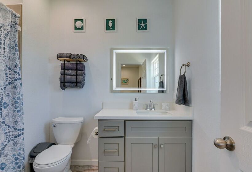 Walk To Gulf: Ocean View Home In Crystal Beach!