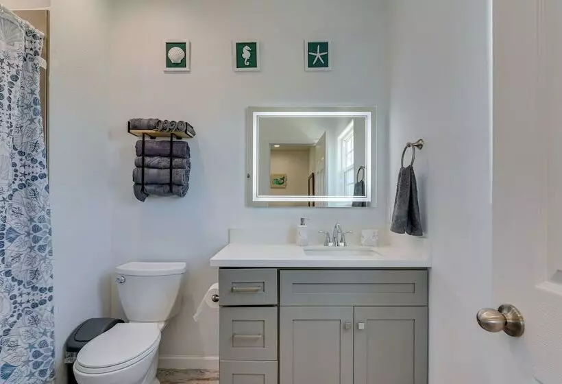 Walk To Gulf: Ocean View Home In Crystal Beach!