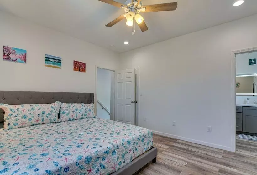 Walk To Gulf: Ocean View Home In Crystal Beach!