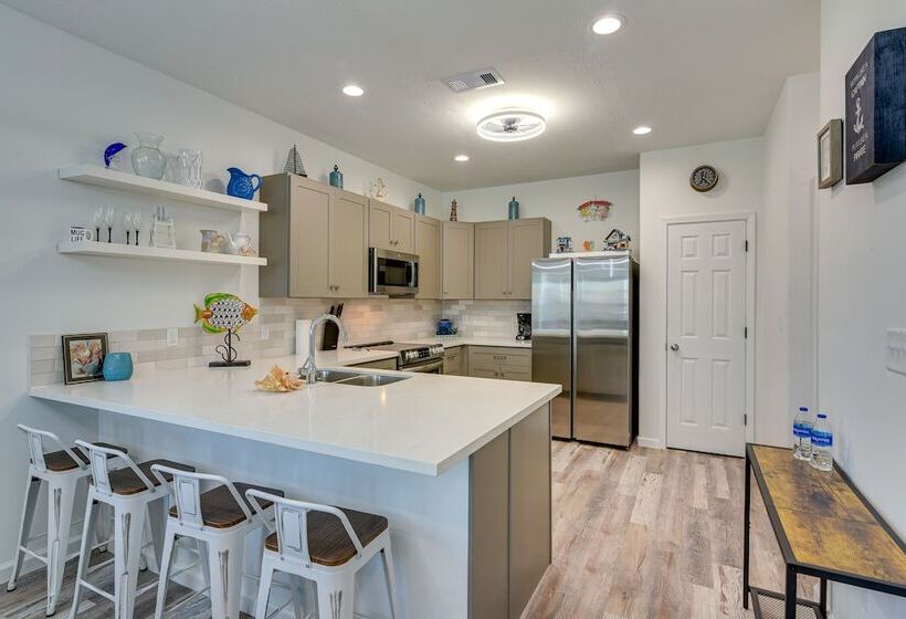 Walk To Gulf: Ocean View Home In Crystal Beach!