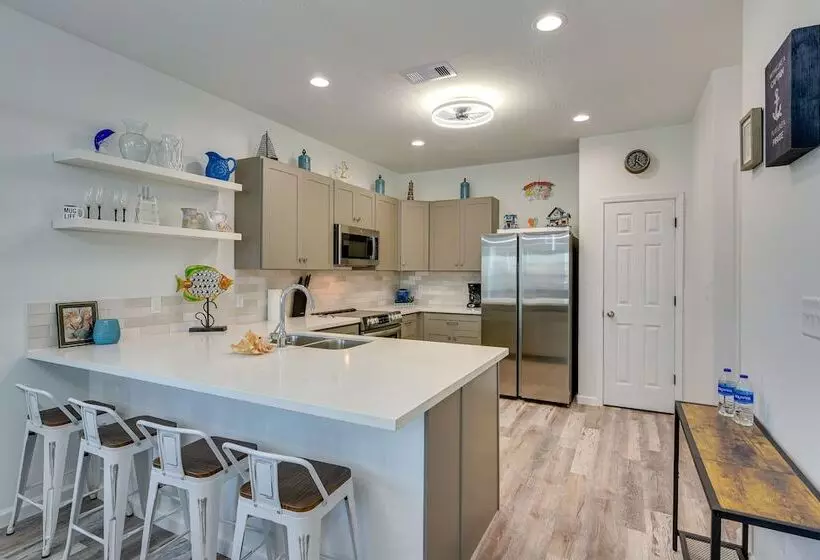 Walk To Gulf: Ocean View Home In Crystal Beach!