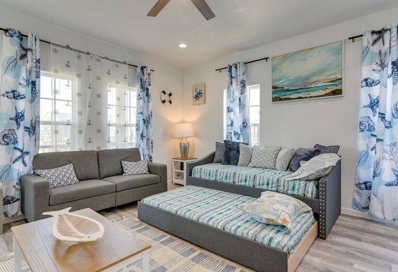 Walk To Gulf: Ocean View Home In Crystal Beach!