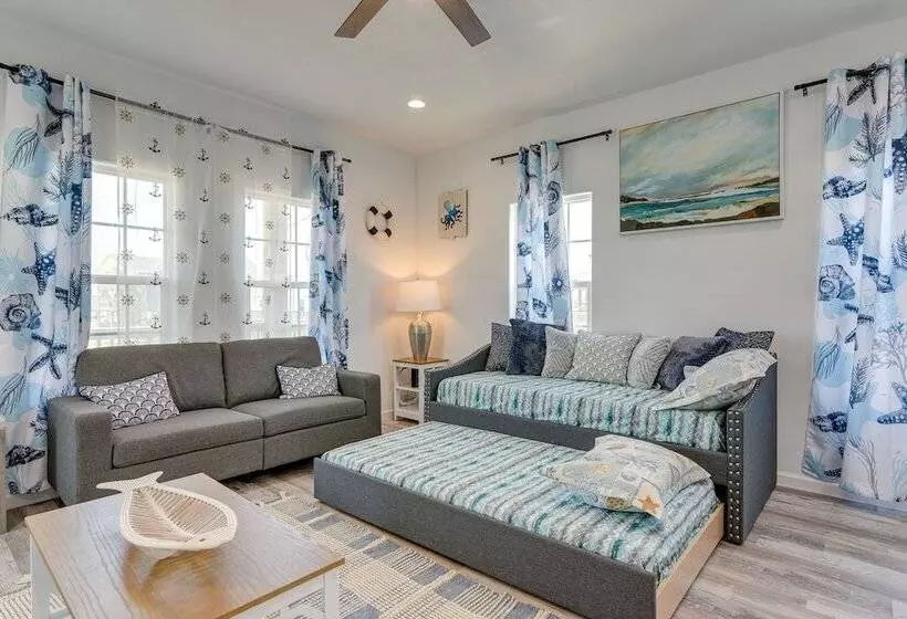 Walk To Gulf: Ocean View Home In Crystal Beach!