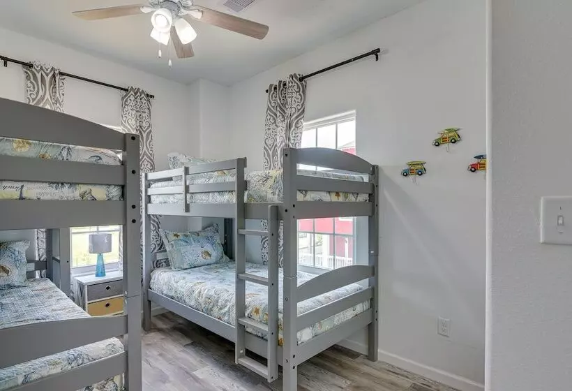 Walk To Gulf: Ocean View Home In Crystal Beach!