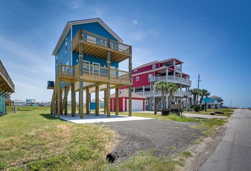 Walk To Gulf: Ocean View Home In Crystal Beach!