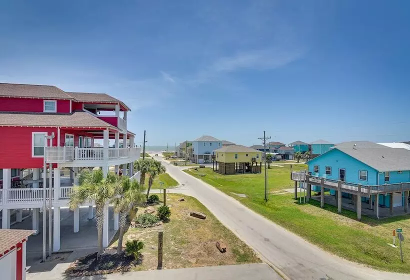 Walk To Gulf: Ocean View Home In Crystal Beach!