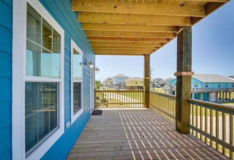 Walk To Gulf: Ocean View Home In Crystal Beach!