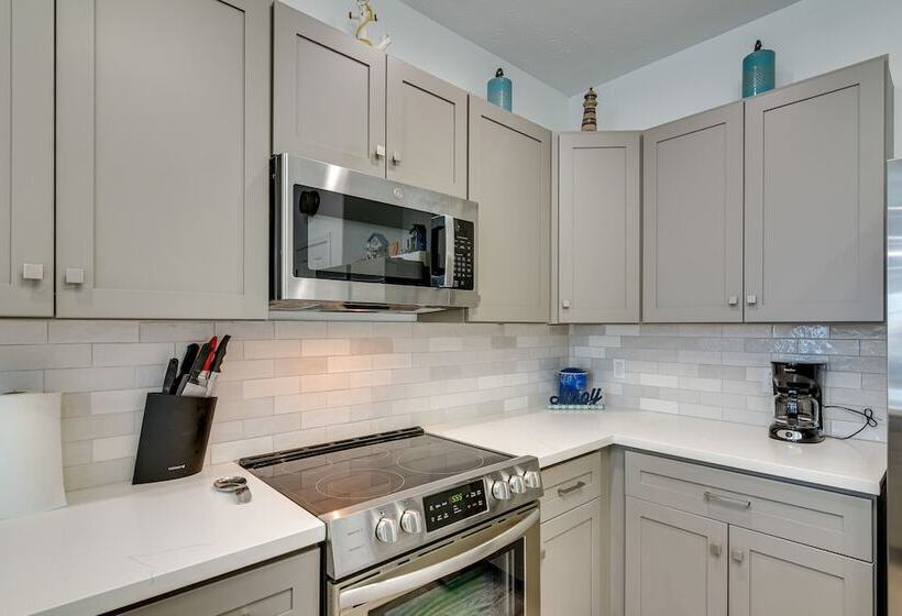 Walk To Gulf: Ocean View Home In Crystal Beach!