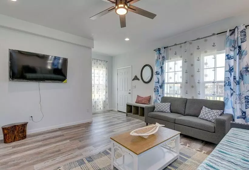 Walk To Gulf: Ocean View Home In Crystal Beach!