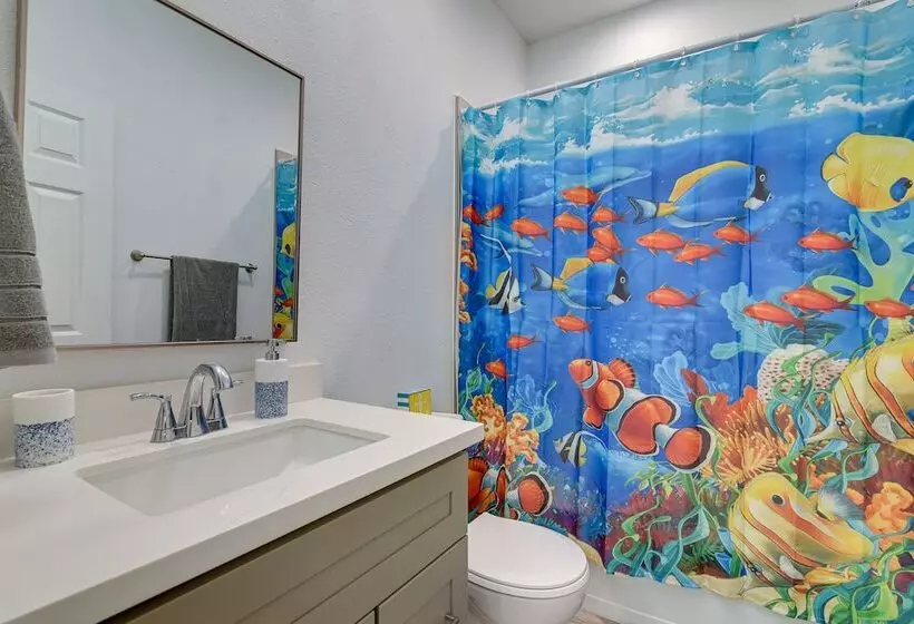 Walk To Gulf: Ocean View Home In Crystal Beach!