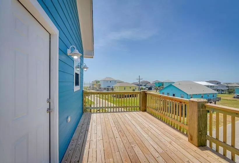Walk To Gulf: Ocean View Home In Crystal Beach!