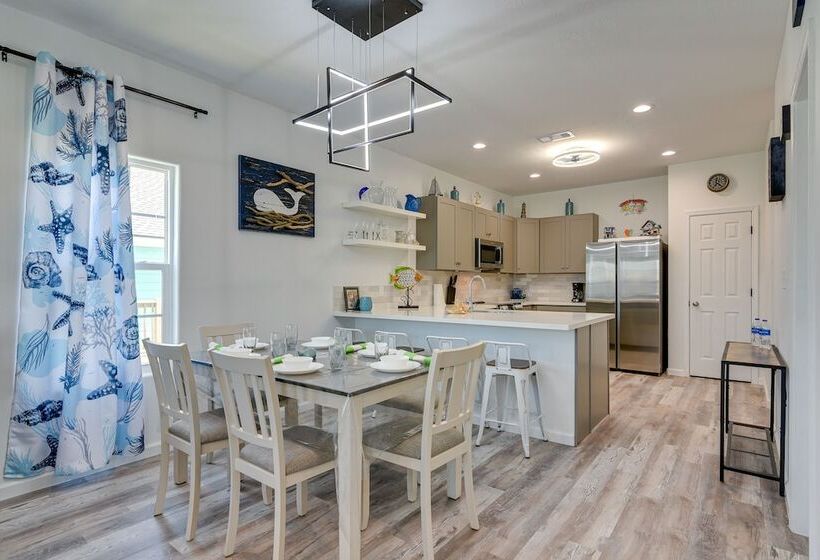 Walk To Gulf: Ocean View Home In Crystal Beach!