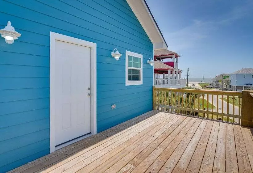 Walk To Gulf: Ocean View Home In Crystal Beach!