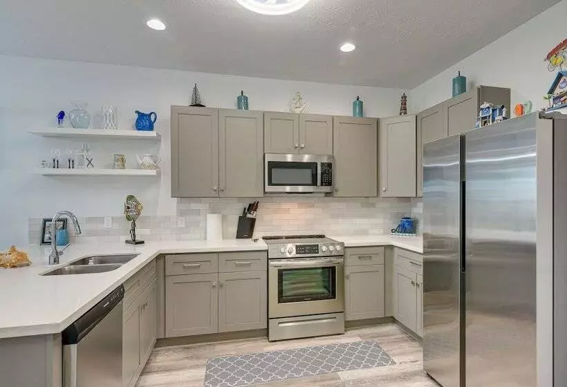 Walk To Gulf: Ocean View Home In Crystal Beach!