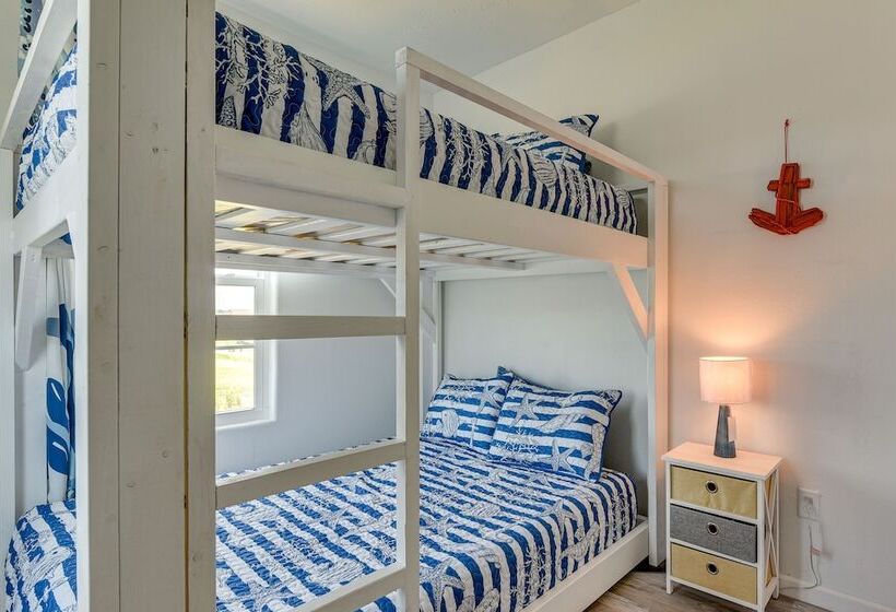 Walk To Gulf: Ocean View Home In Crystal Beach!