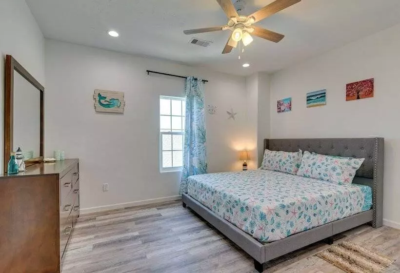 Walk To Gulf: Ocean View Home In Crystal Beach!