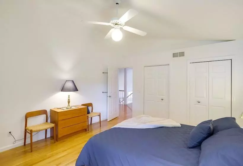 Modern & Spacious Home   6 Mi To Dtwn South Bend