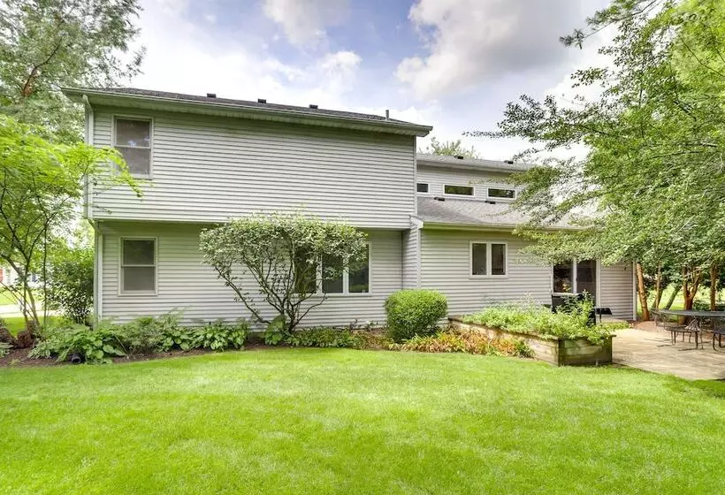 Modern & Spacious Home   6 Mi To Dtwn South Bend