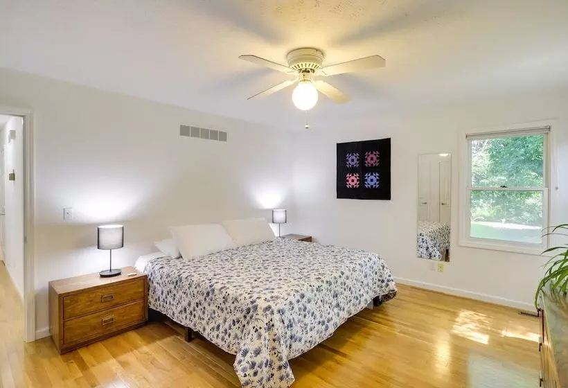 Modern & Spacious Home   6 Mi To Dtwn South Bend