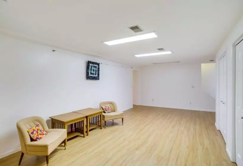 Modern & Spacious Home   6 Mi To Dtwn South Bend