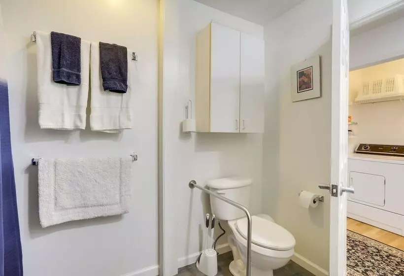 Modern & Spacious Home   6 Mi To Dtwn South Bend