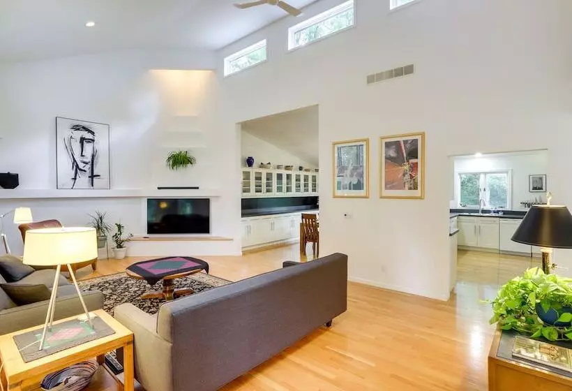 Modern & Spacious Home   6 Mi To Dtwn South Bend