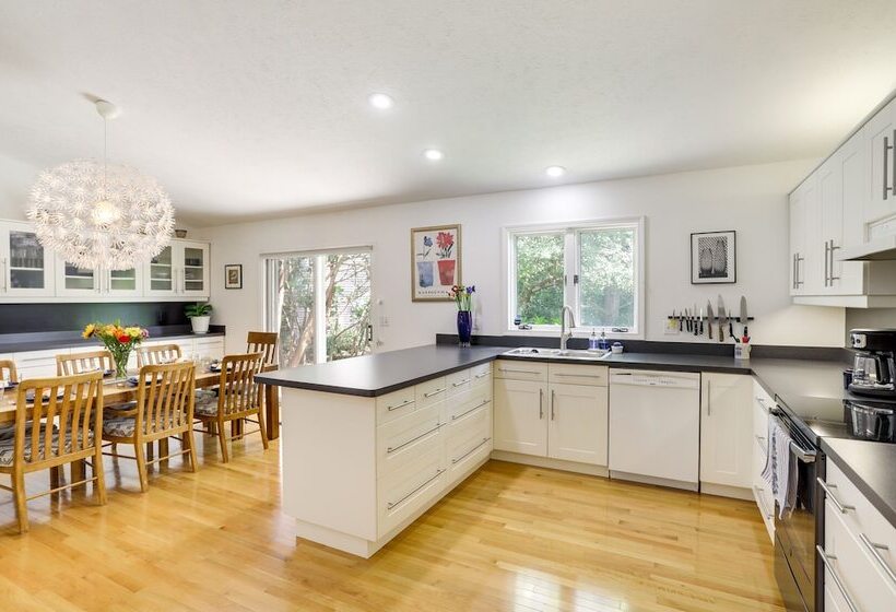 Modern & Spacious Home   6 Mi To Dtwn South Bend