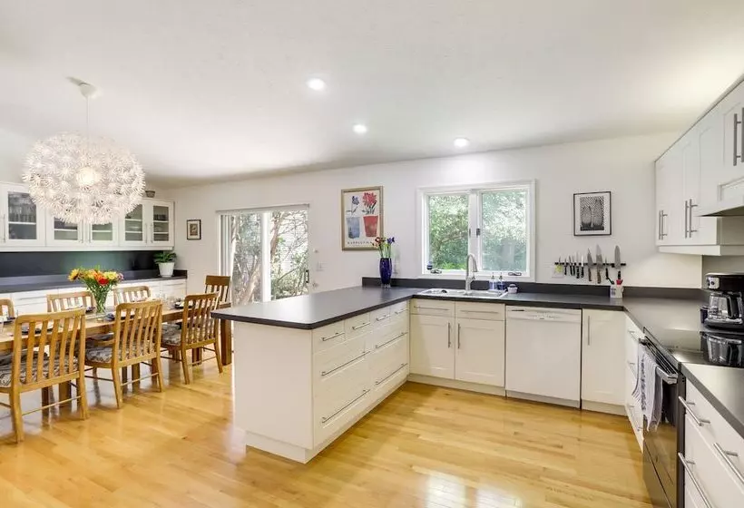 Modern & Spacious Home   6 Mi To Dtwn South Bend