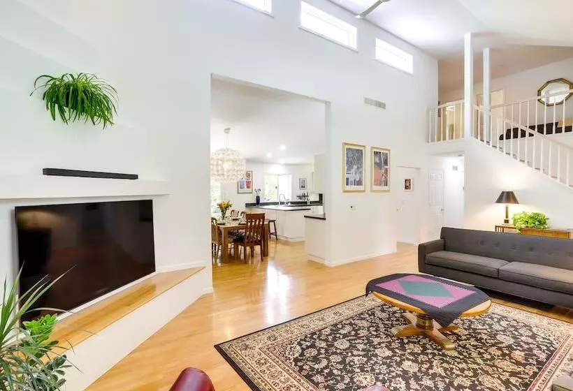 Modern & Spacious Home   6 Mi To Dtwn South Bend