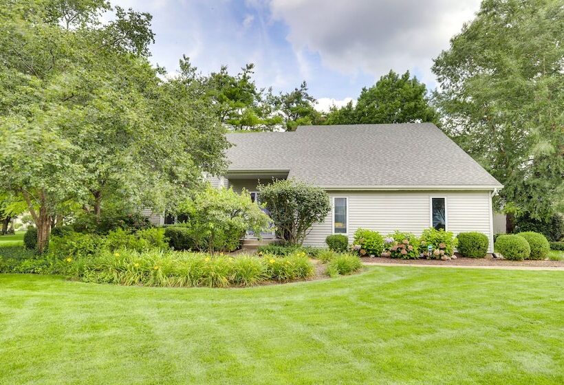 Modern & Spacious Home   6 Mi To Dtwn South Bend