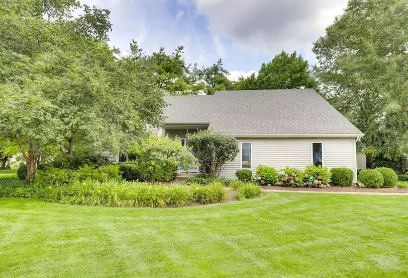 Modern & Spacious Home   6 Mi To Dtwn South Bend