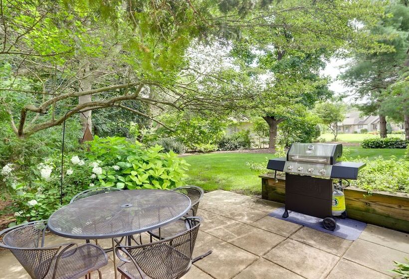 Modern & Spacious Home   6 Mi To Dtwn South Bend