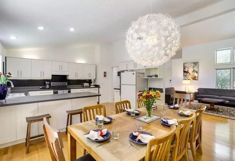 Modern & Spacious Home   6 Mi To Dtwn South Bend