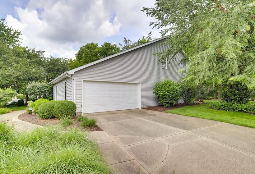 Modern & Spacious Home   6 Mi To Dtwn South Bend