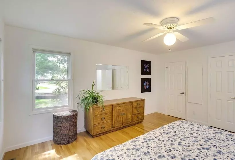 Modern & Spacious Home   6 Mi To Dtwn South Bend