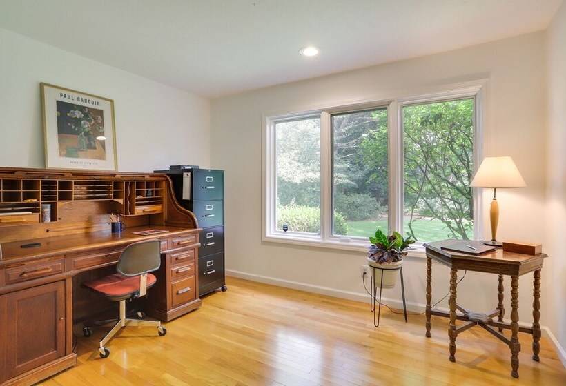 Modern & Spacious Home   6 Mi To Dtwn South Bend