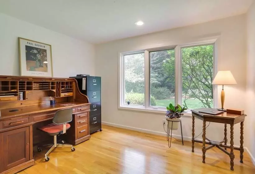 Modern & Spacious Home   6 Mi To Dtwn South Bend