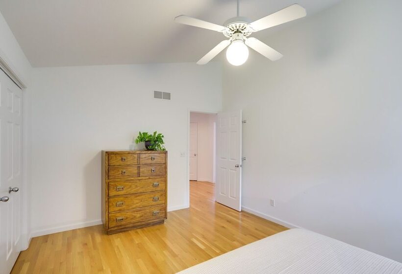 Modern & Spacious Home   6 Mi To Dtwn South Bend