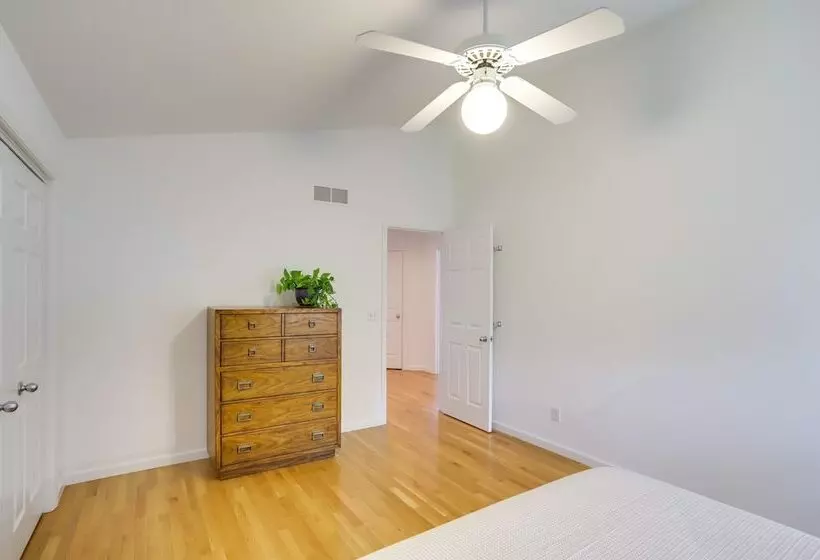 Modern & Spacious Home   6 Mi To Dtwn South Bend