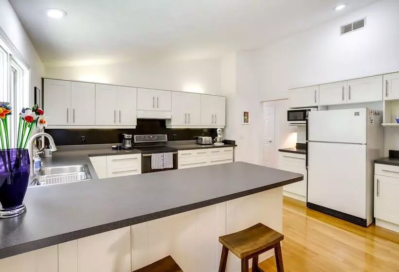 Modern & Spacious Home   6 Mi To Dtwn South Bend