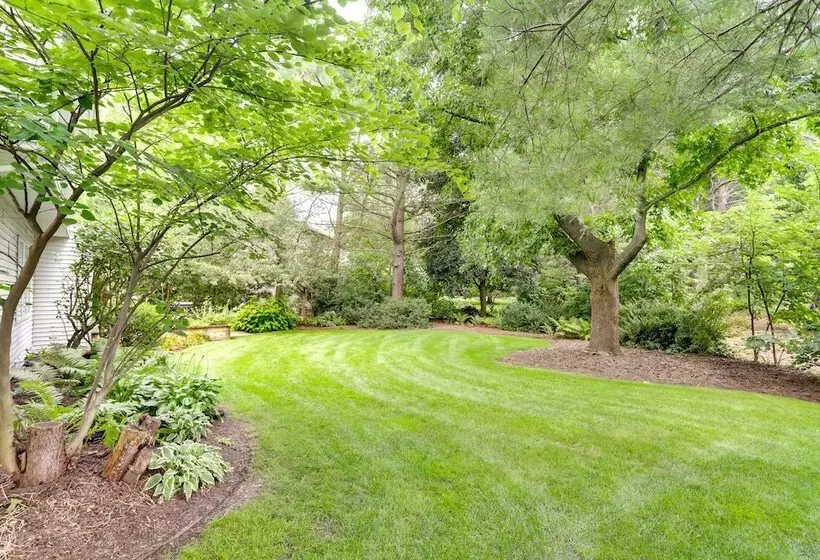 Modern & Spacious Home   6 Mi To Dtwn South Bend