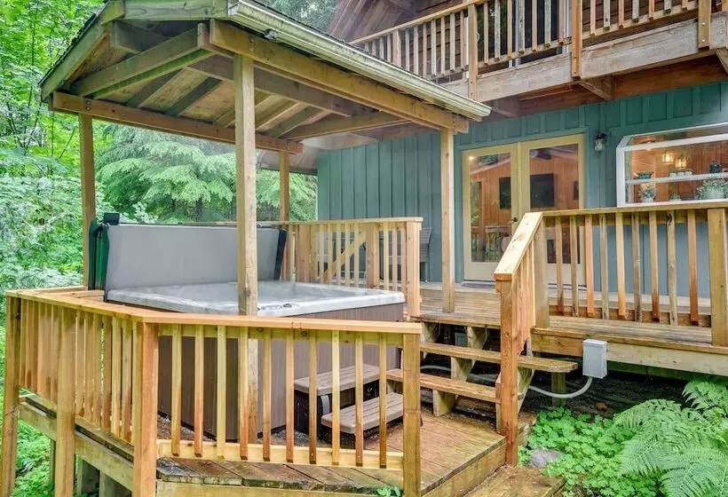 Peaceful Mt. Hood Cabin W/ Hot Tub & Fire Pit!