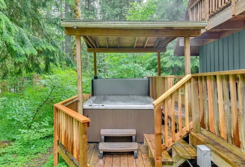 Peaceful Mt. Hood Cabin W/ Hot Tub & Fire Pit!