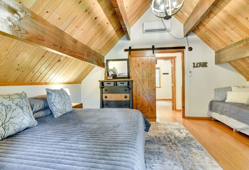 Peaceful Mt. Hood Cabin W/ Hot Tub & Fire Pit!